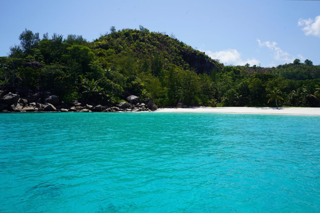 Praia em Seychelles, água cristalina